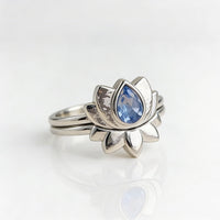 Zilveren lotusring met druppelvormige blauwe steen