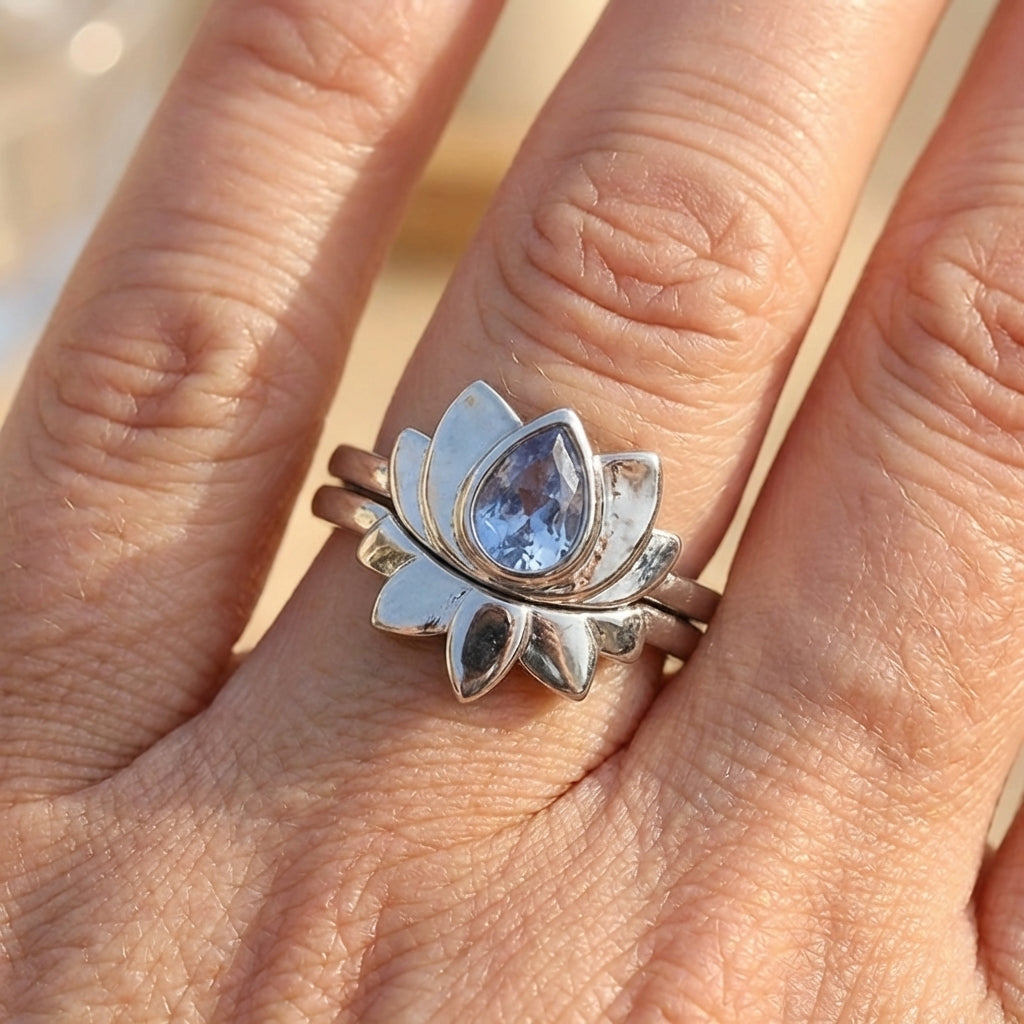 Zilveren lotusring met druppelvormige blauwe steen