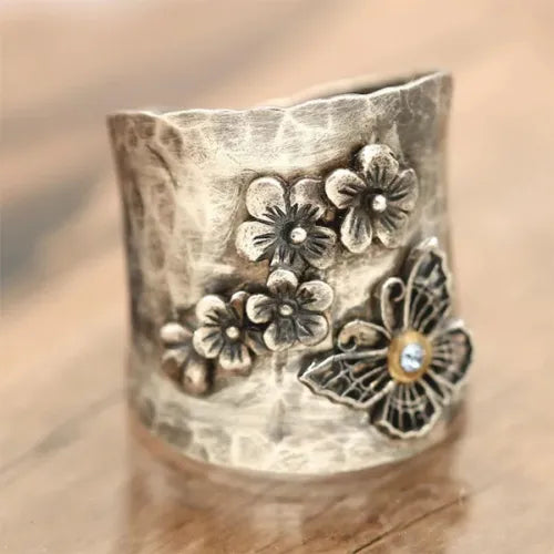 Zilveren brede ring met bloemen en vlinder