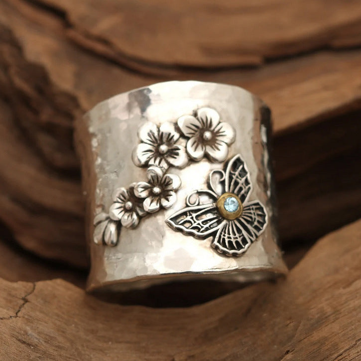Zilveren brede ring met bloemen en vlinder