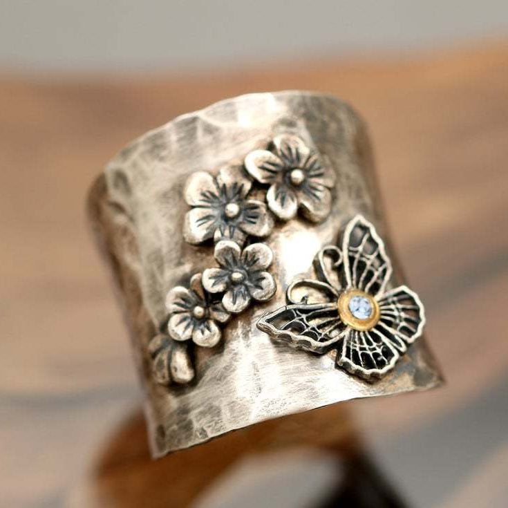 Zilveren brede ring met bloemen en vlinder