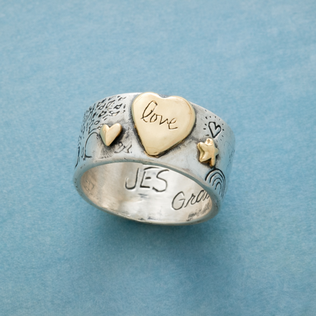Zilveren ring met gouden hartjes en liefdesboodschap