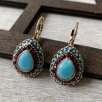 Vintage oorbellen met turquoise druppel en rode strass