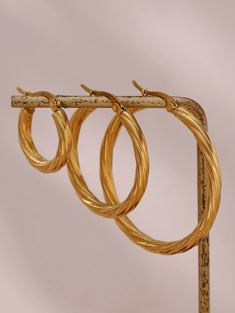 Gouden gedraaide oorbellen