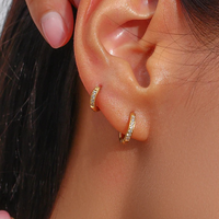 Gouden huggie oorbellen met zirkonia
