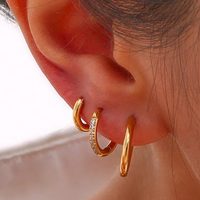 Gouden huggie oorbellen met zirkonia