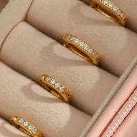 Gouden huggie oorbellen met zirkonia