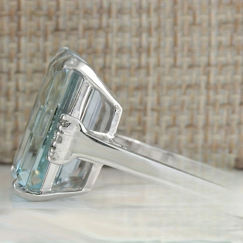 Zilveren ring met smaragdgeslepen zeeblauwe steen
