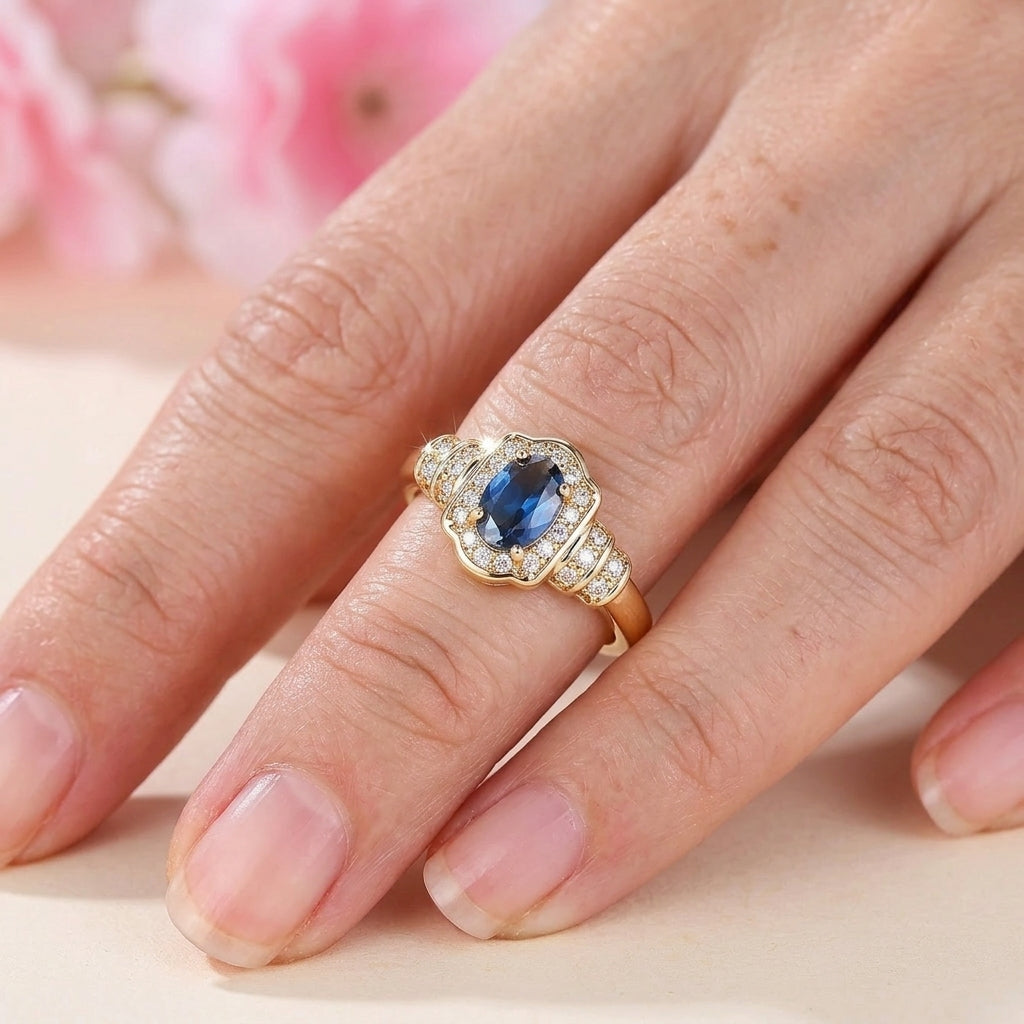 Gouden vintage ring met blauwe edelsteen en zirkonia