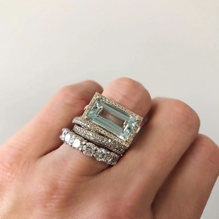 Zilveren ring met lichtblauwe aquamarijn en diamanten