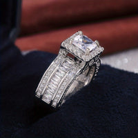 Zilveren halo ring met prinses geslepen zirkonia
