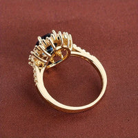 Gouden vintage ring met blauwe steen en zirkonia