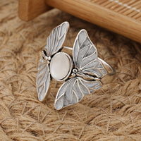 Zilveren vintage vlinderring met witte ovale steen