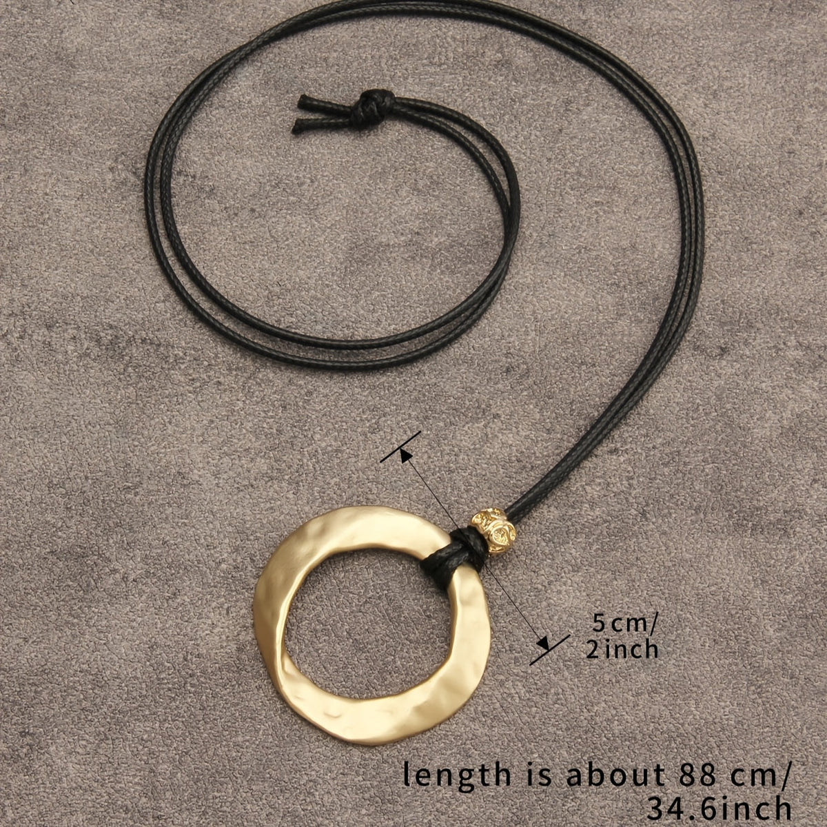 Minimalistische ketting met gehamerde zilveren ringhanger