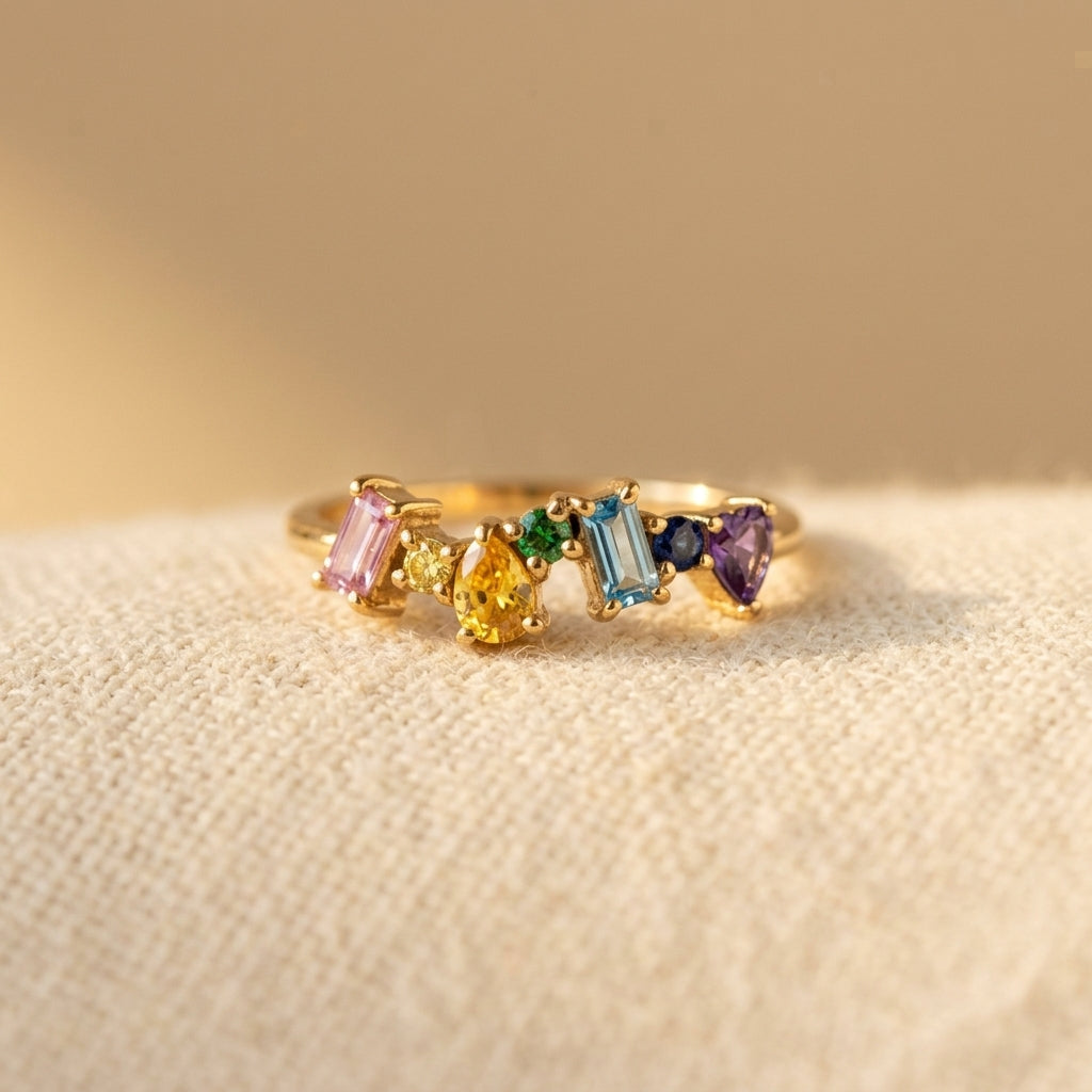 Gouden ring met kleurrijke edelstenen cluster