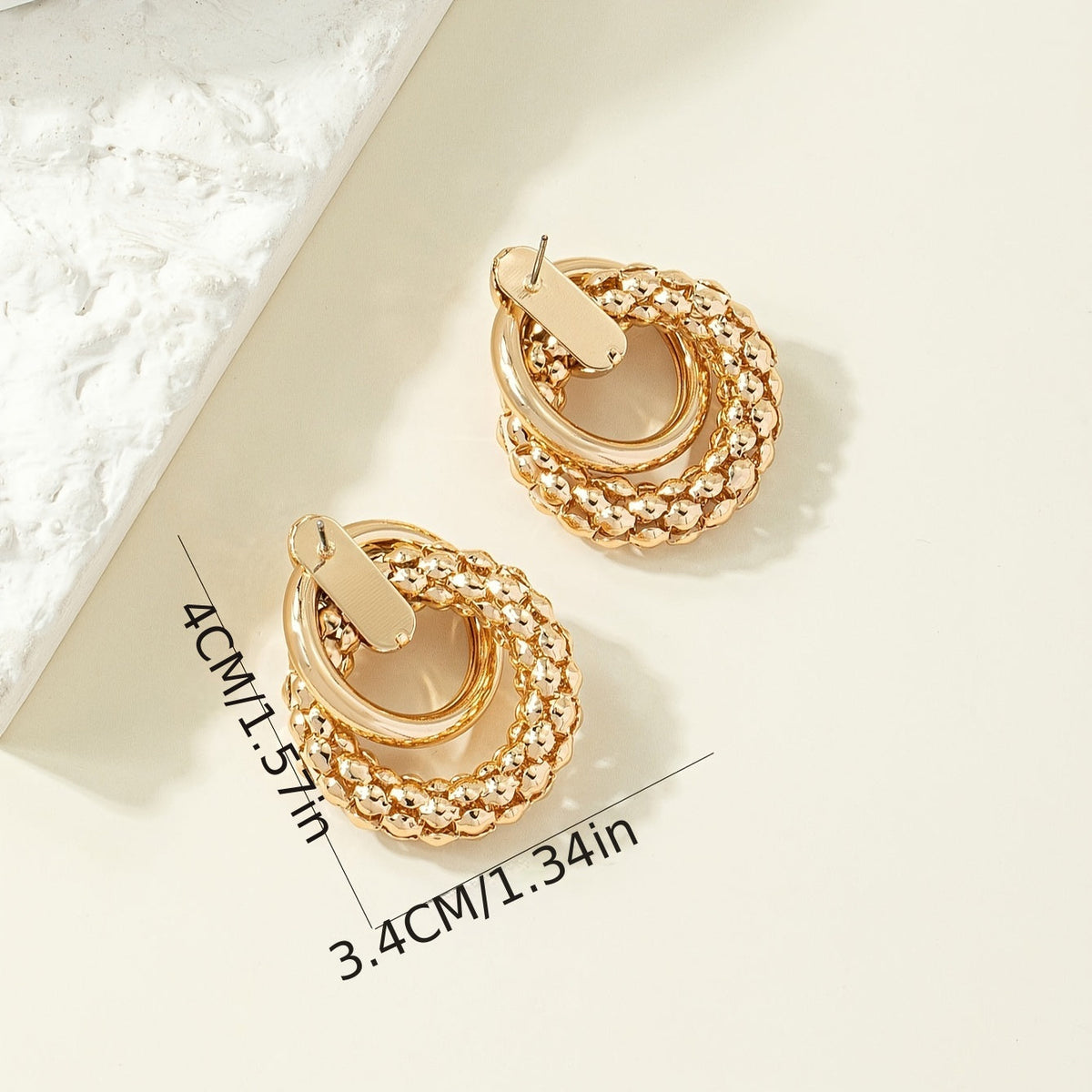 Gouden statement oorbellen met getextureerd cirkelmotief