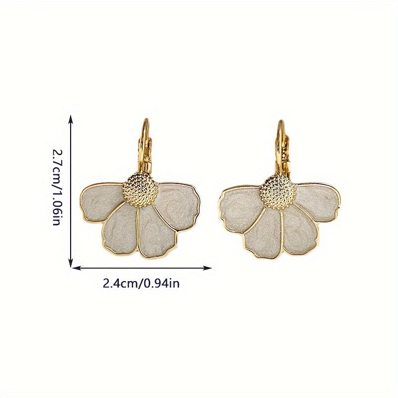 Gouden oorbellen met witte parelmoer bloem