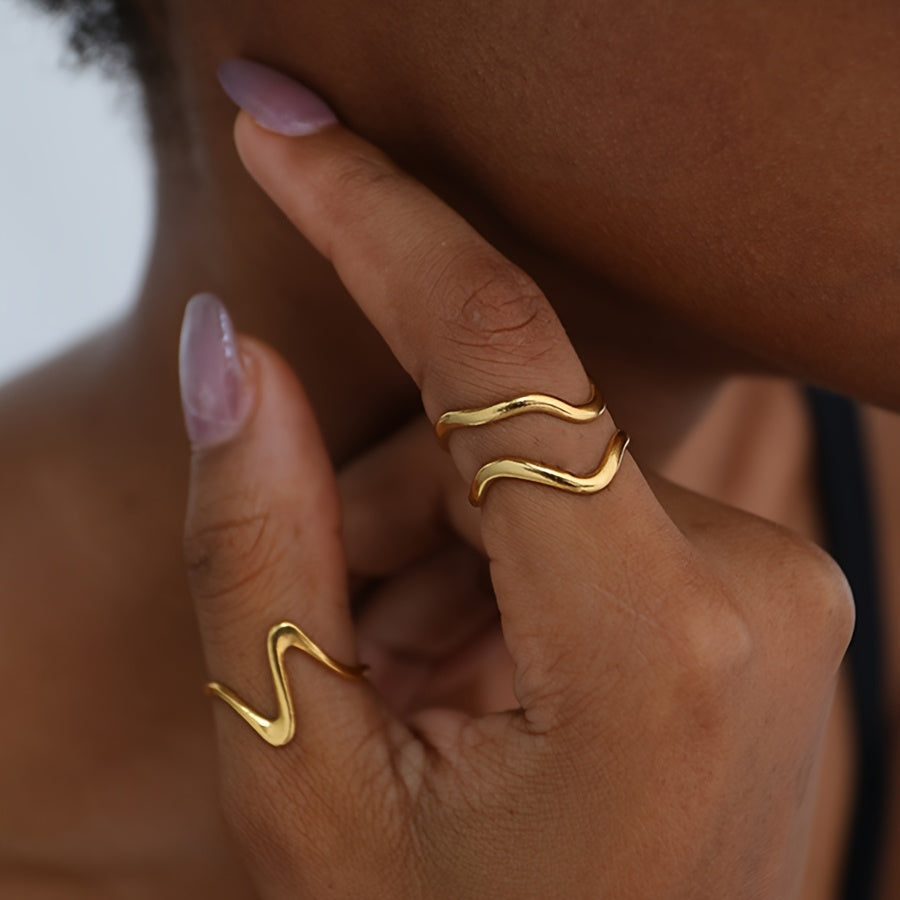 Gouden minimalistische ringenset met golfdesign