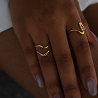 Gouden minimalistische ringenset met golfdesign