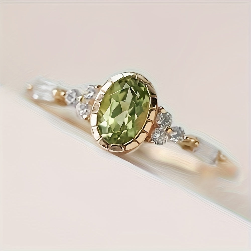 Gouden ring met ovale peridot en diamantaccenten