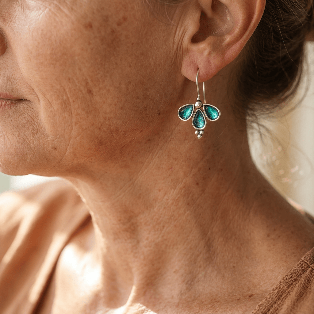 Zilveren oorbellen met blauwgroene druppelbloem