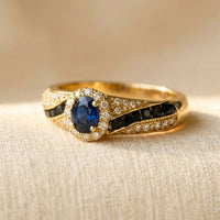 Gouden ring met blauwe saffier en zwarte edelstenen