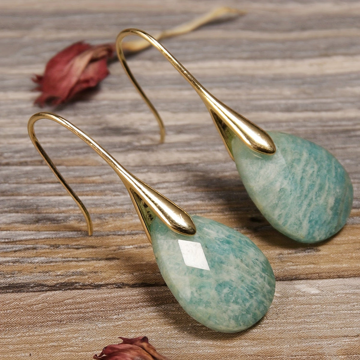 Gouden oorbellen met levendige multicolor natuursteen druppel