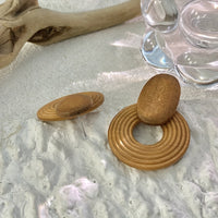 Houten oorbellen met ovaal en geribbelde ring