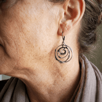 Bohemian oorbellen met turquoise en koperen spiraal