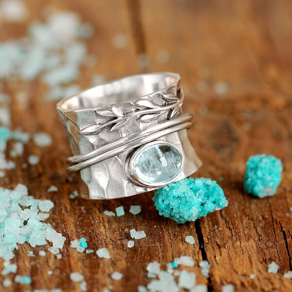 Zilveren spinner-ring met aquamarijn en bladmotief