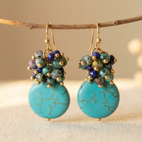 Gouden oorbellen met turquoise druppel en kralencluster