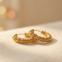 Gouden ring met bloemmotief en witte edelsteen