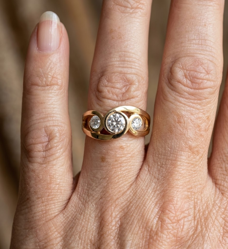 Gouden ring met groene emaille panelen