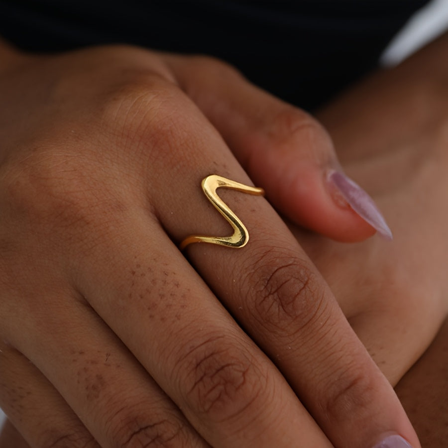 Gouden minimalistische ringenset met golfdesign
