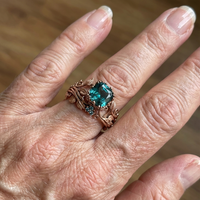 Roségouden vintage ring met groene edelsteen en bladmotief