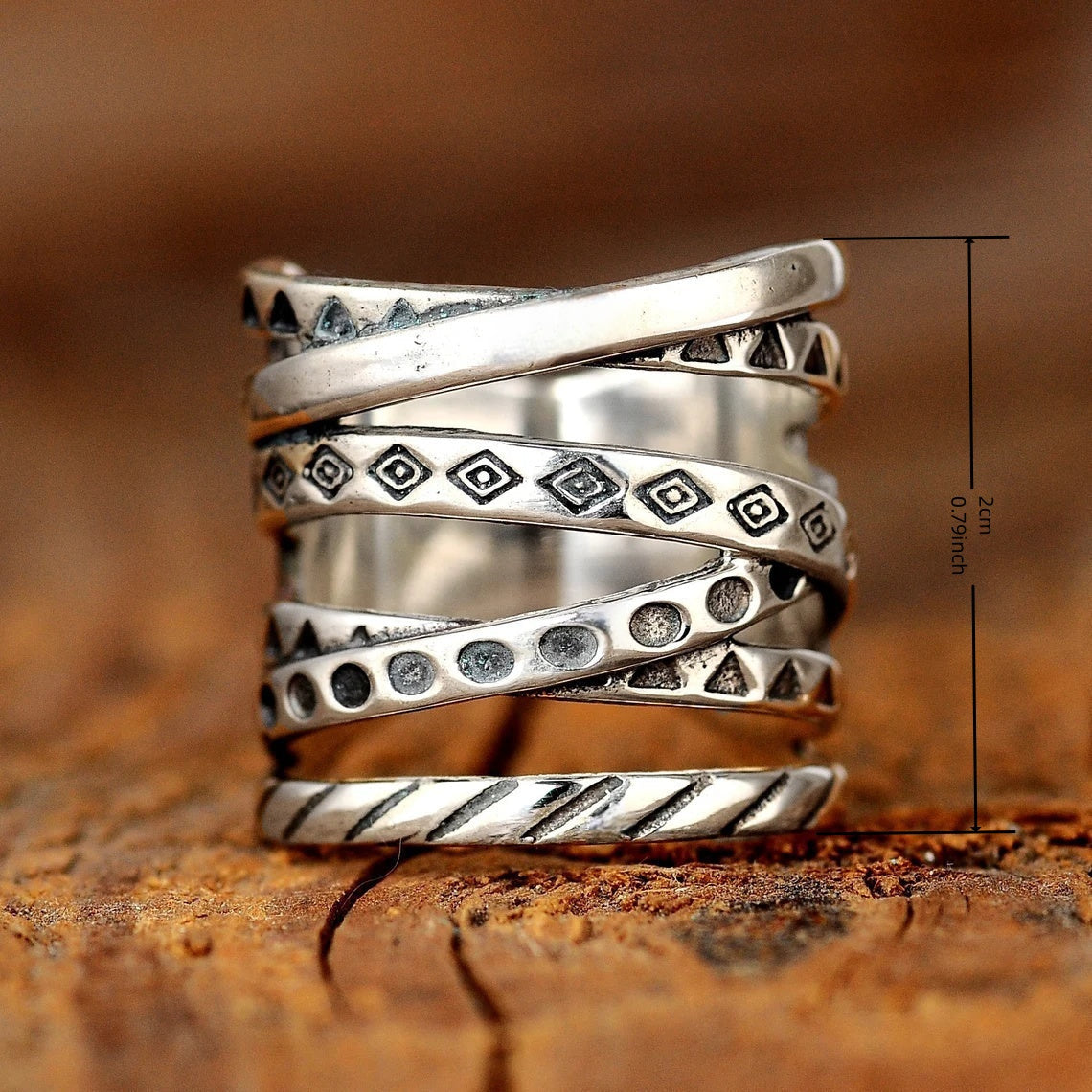 Zilveren brede ring met gelaagd etnisch patroon