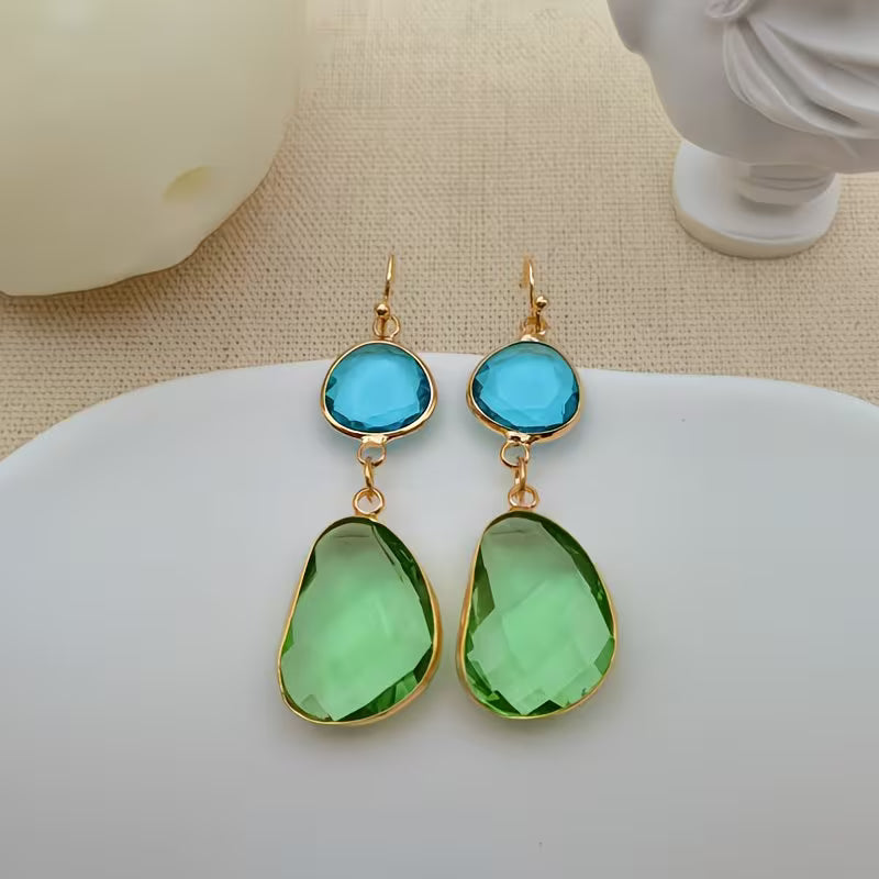 Gouden oorbellen met turquoise glitter halve maan