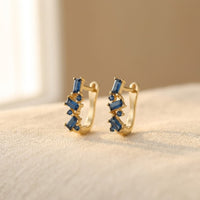 Gouden oorbellen met groene en blauwe stenen