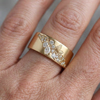 Gouden ring met blaadjesmotief en zirkonia