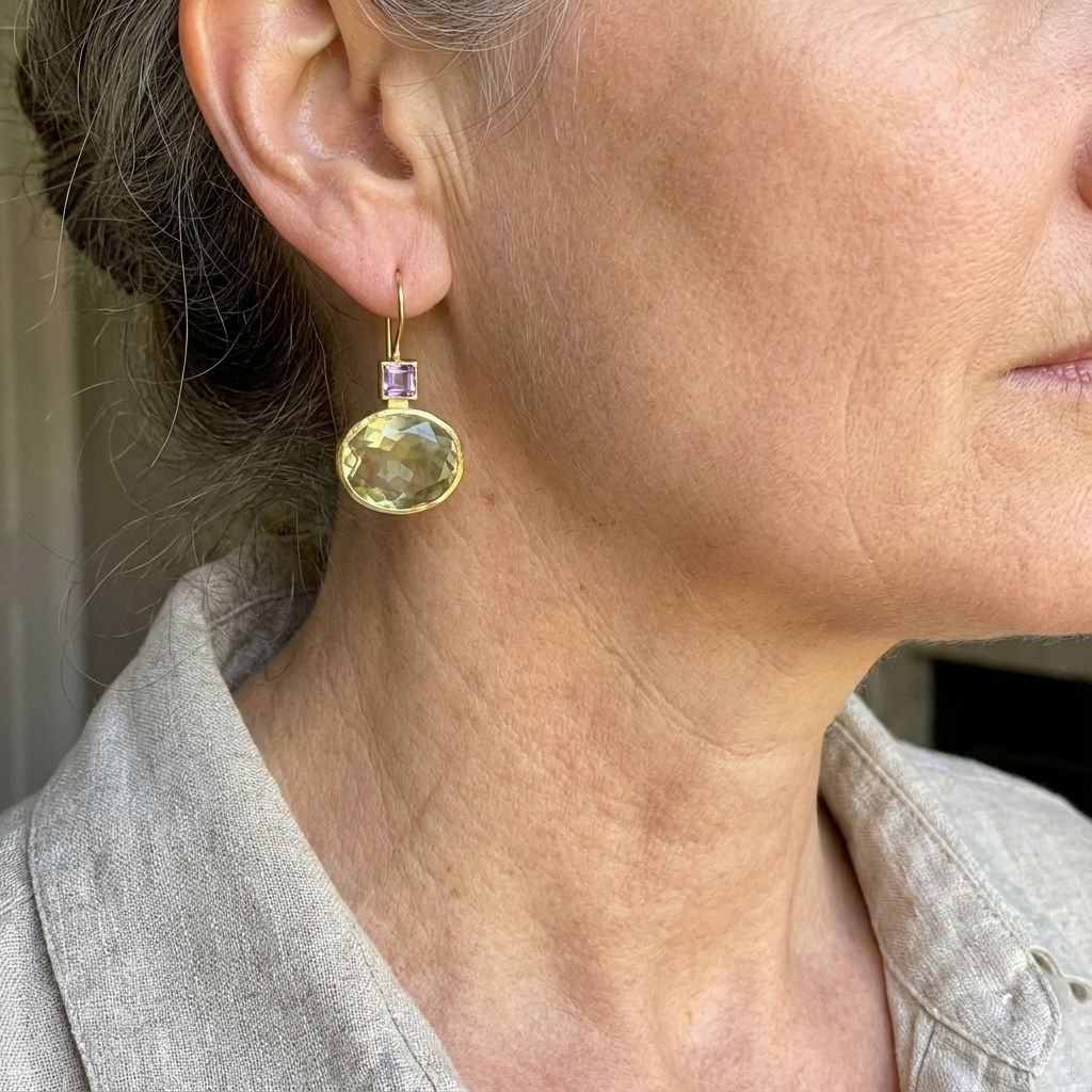 Gouden vintage oorbellen met groene en paarse steen