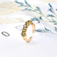 Gouden ring met vijf groene edelstenen