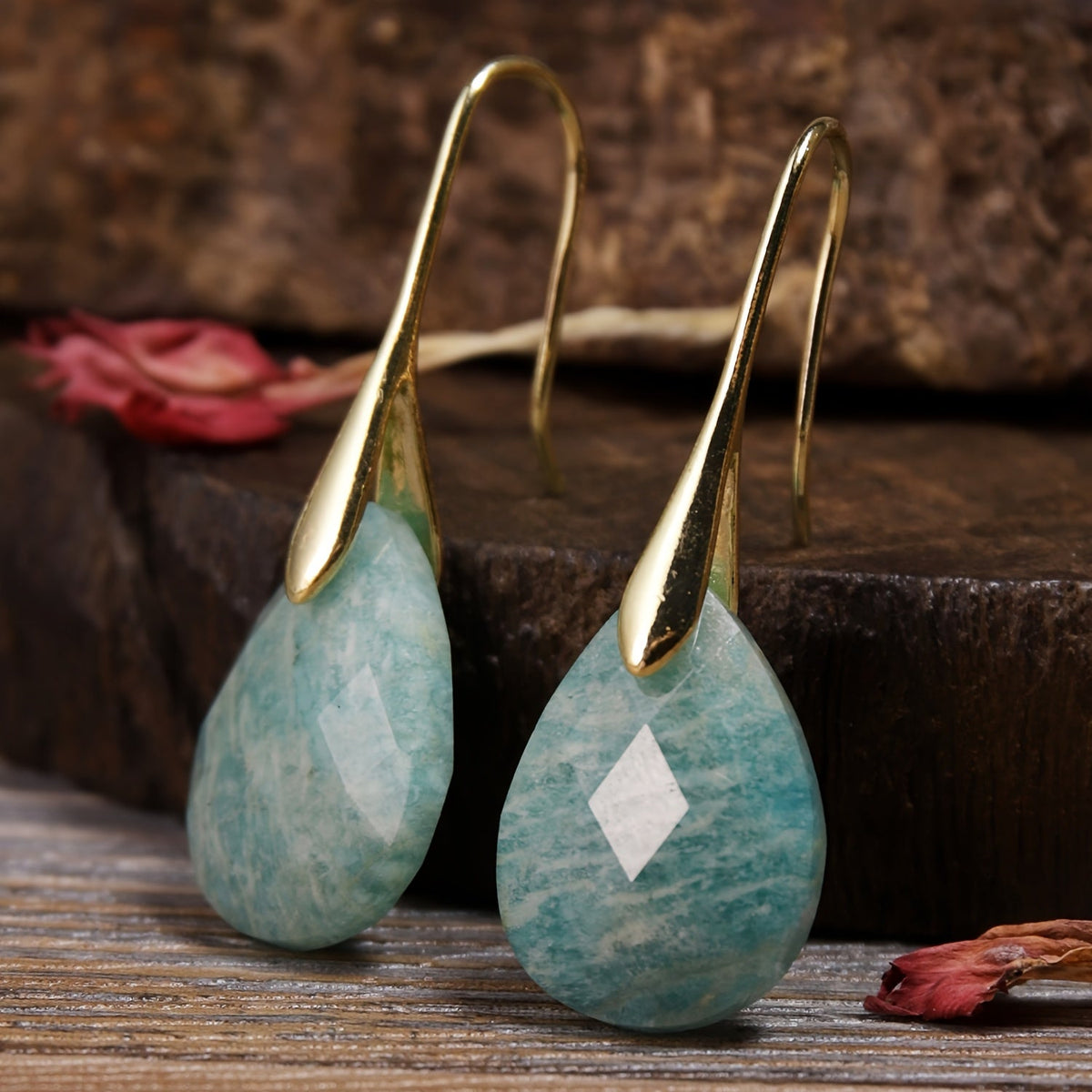 Gouden oorbellen met levendige multicolor natuursteen druppel