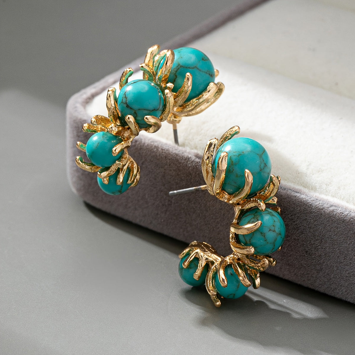 Gouden oorbellen met turquoise kralen