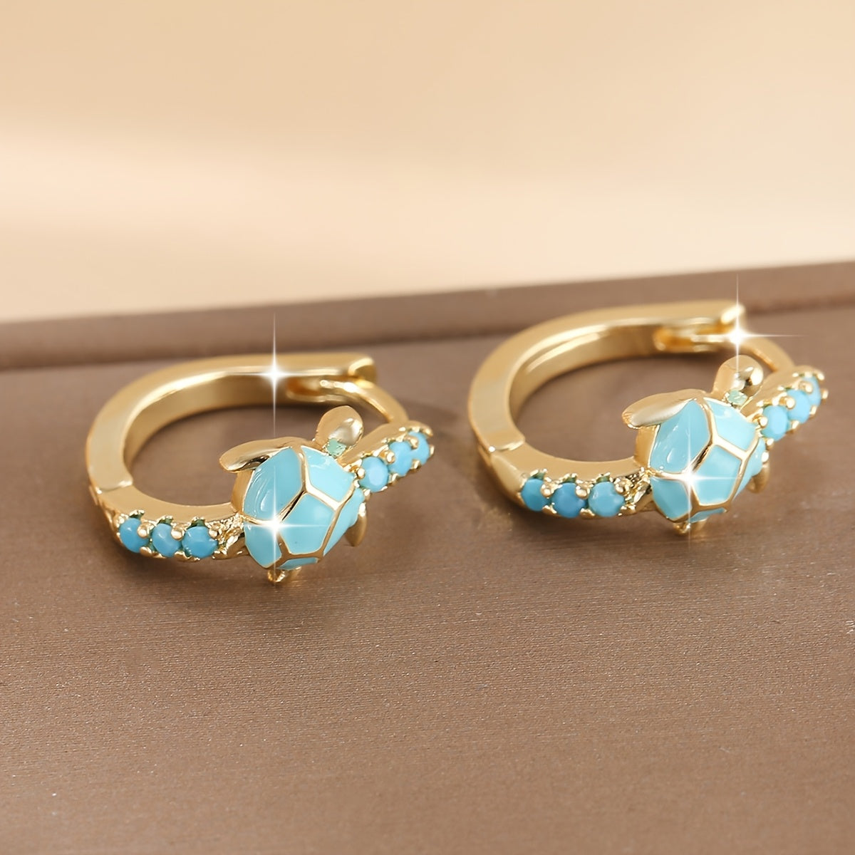 Gouden oorbellen met turquoise schildpadje