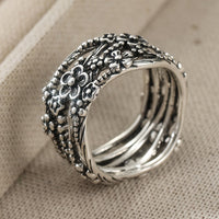 Zilveren brede ring met bloemmotief in oxidatie