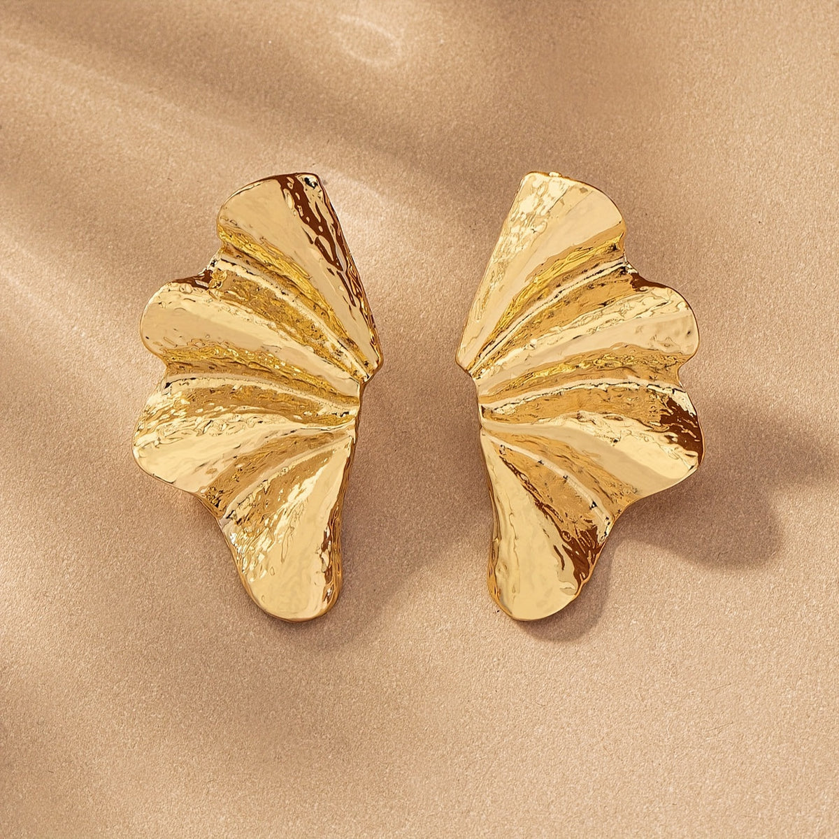 Gouden getextureerde waaiervormige statement oorbellen