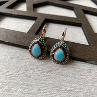 Vintage oorbellen met turquoise druppel en rode strass