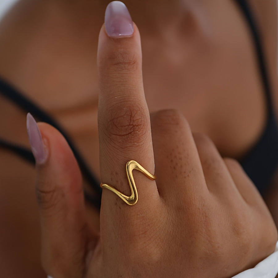 Gouden minimalistische ringenset met golfdesign