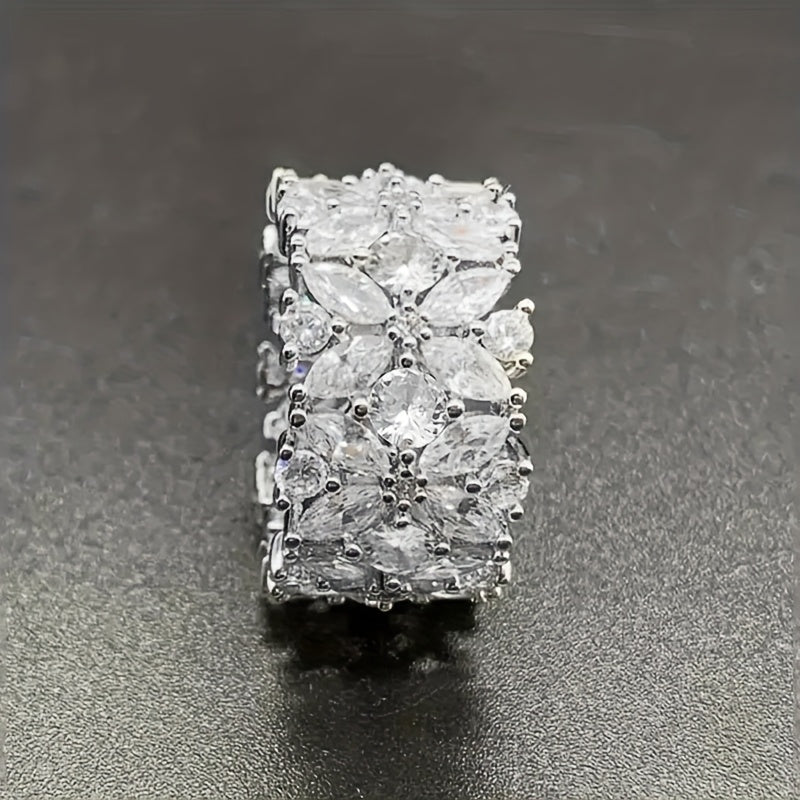 Zilveren brede ring met marquise zirkonia bloemtros