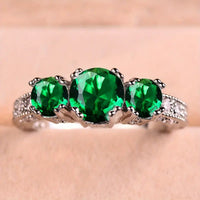Zilveren ring met drie groene edelstenen